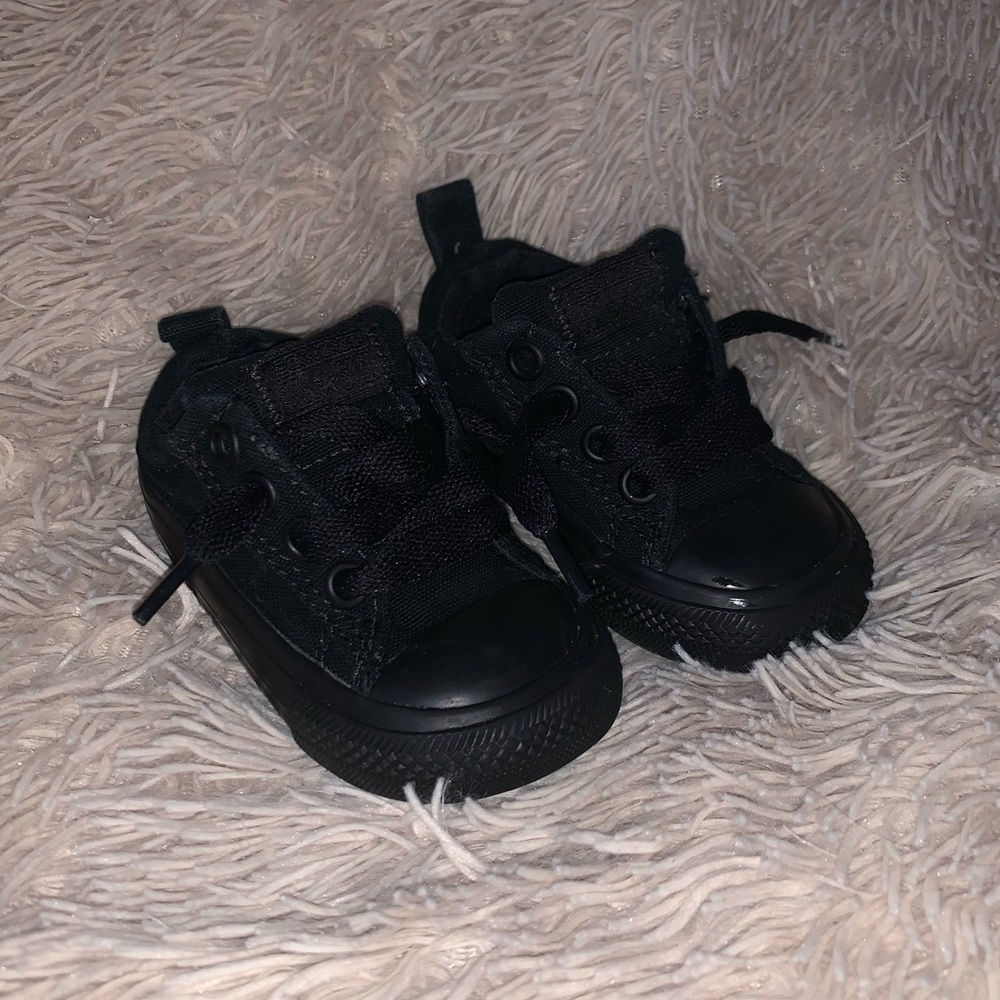 Black toddler size 4 converse!